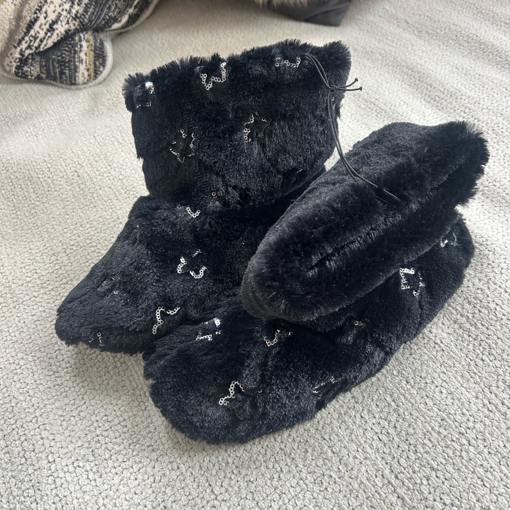 Beautiful Ardene Sparkling Black Fuzzy Slippers❤️9/10